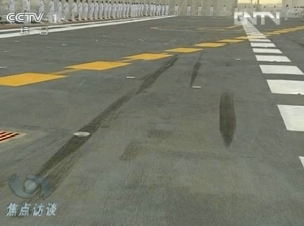 資料圖：甲板上清晰的艦載機留下的輪胎印。