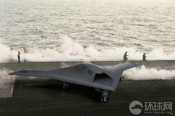 資料圖：X-47B無人機(jī)在林肯號(hào)航母上進(jìn)行系統(tǒng)連接測試。