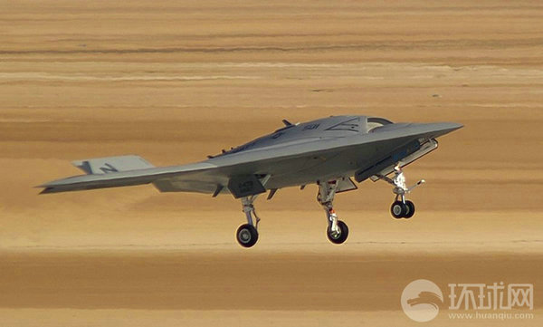 資料圖：X-47B無人機(jī)進(jìn)行飛行測試。