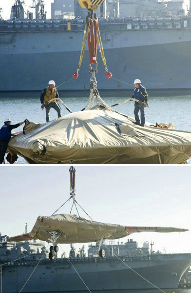 資料圖：美國海軍人員將一架X-47B無人空戰(zhàn)系統(tǒng)驗證機(jī)運送到杜魯門號航母上。
