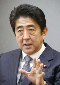 日本首相安倍晉三24日在官邸接受共同社采訪。