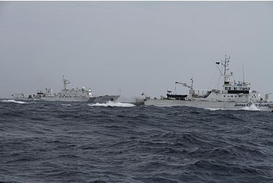 日本媒體公布的中國“海監(jiān)66”船急速追擊日本漁船照片，期間日本“水城”號(hào)海保巡邏船對(duì)中國船只的追擊進(jìn)行干擾。