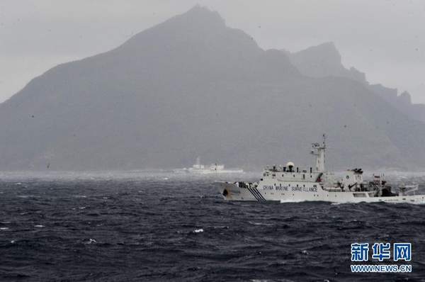 中國(guó)海監(jiān)隊(duì)員在137船拍攝釣魚島。