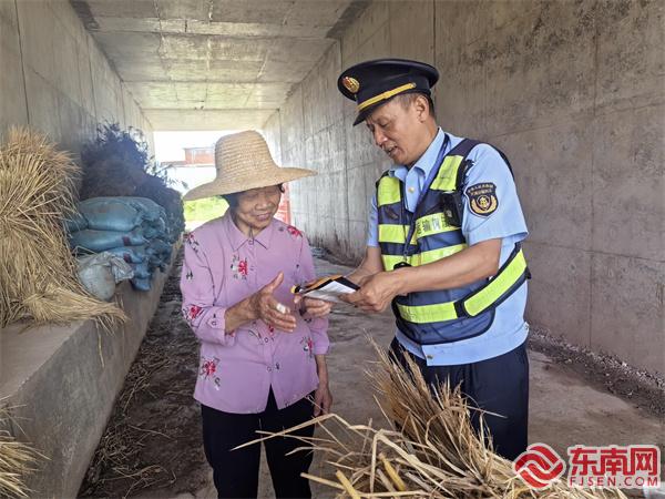 執(zhí)法員向村民宣傳公路保護(hù)知識.jpg