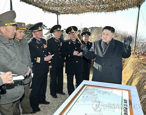 朝軍25日在東海元山一帶進(jìn)行了大規(guī)模國(guó)家級(jí)聯(lián)合軍演，金正恩親自參觀了此次軍演。(韓聯(lián)社)