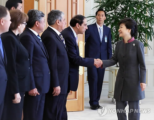 樸槿惠26日接見歐亞八國(guó)駐韓大使。