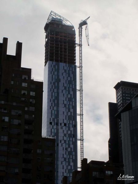one57大樓折斷的吊長成為新奇觀。人民網(wǎng)記者 任建民 攝