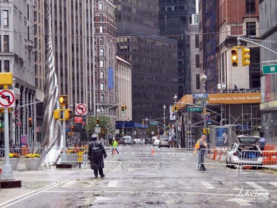 警察在整個街區(qū)四面入口拉上了警戒線。人民網(wǎng)記者 任建民 攝
