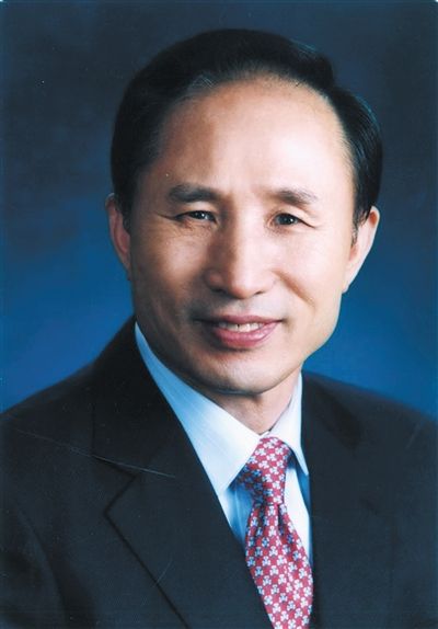 李明博（韓國(guó)總統(tǒng)）為“私宅門(mén)”向國(guó)民道歉，并親自批準(zhǔn)法案，調(diào)查自己的家人。