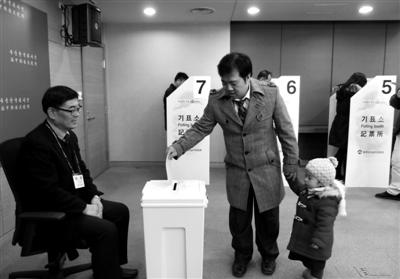 5日，北京，很多韓國人帶孩子來大使館投票。選民說，希望能夠從小培養(yǎng)孩子的權(quán)利意識。新京報(bào)記者 韓旭陽 攝