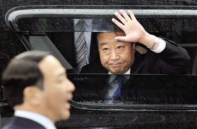 15日，東京，野田佳彥首相黯然揮手離開拉票現(xiàn)場，這似乎預(yù)示著民主黨在大選中的慘敗。16日，野田佳彥在敗選后宣布辭去民主黨黨首職位。