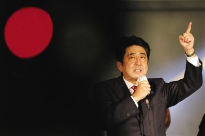 　　12月15日，日本自民黨總裁安倍晉三在東京街頭發(fā)表演講。當(dāng)日是競選活動最后一天，日本國民議會選舉于12月16日拉開帷幕。圖/新華社