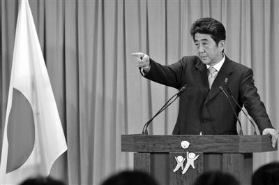 17日，東京自民黨總部大樓，安倍晉三勝選后召開新聞發(fā)布會。