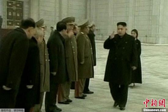 資料圖：當(dāng)?shù)貢r間12月17日，朝鮮平壤，金正恩攜夫人李雪主及黨政軍高層干部參謁錦繡山太陽宮，紀(jì)念金正日逝世一周年。