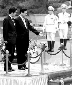 16日，越南總理阮晉勇（右）歡迎來訪的日本首相安倍晉三。