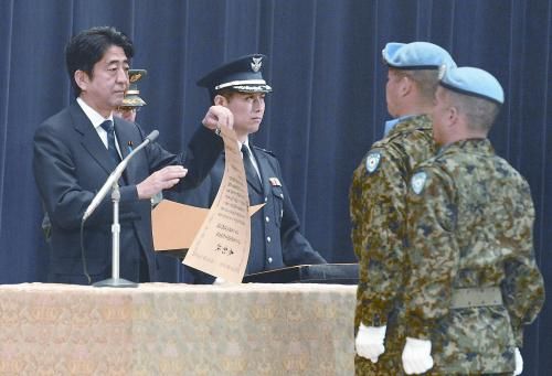 20日，日本首相安倍晉三向回國(guó)的戈蘭高地維和自衛(wèi)隊(duì)遞交政府獎(jiǎng)狀。安倍在儀式上稱，近年“日本周邊的安全保障環(huán)境更加嚴(yán)峻”，為此將修改《防衛(wèi)計(jì)劃大綱》，進(jìn)一步加強(qiáng)日美同盟。
