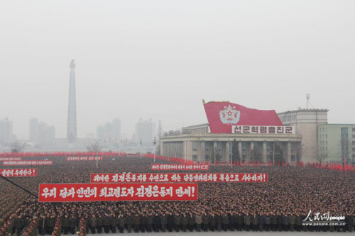 2013年2月14日，朝鮮在首都平壤的金日成廣場舉行了超過10萬人參加的平壤市軍民聯(lián)歡大會，慶祝第三次地下核試驗成功。攝影：人民網(wǎng)記者 王莉