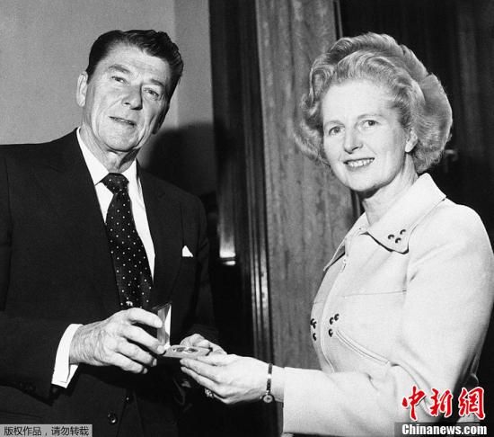　英國(guó)“鐵娘子”、前首相撒切爾夫人8日去世，享年87歲。撒切爾夫人1979年至1990年任首相，是英國(guó)唯一一位女首相，也是英國(guó)20世紀(jì)連續(xù)執(zhí)政時(shí)間最長(zhǎng)的首相。圖為1975年4月9日，羅納德·里根贈(zèng)送撒切爾夫人（右）一枚銀制紀(jì)念章。