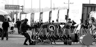 8日，朝鮮禁止韓方人員進(jìn)入開城工業(yè)園區(qū)。當(dāng)日朝鮮宣布將從開城工業(yè)園區(qū)撤出全部朝鮮工人，暫時(shí)中斷園區(qū)運(yùn)轉(zhuǎn)。