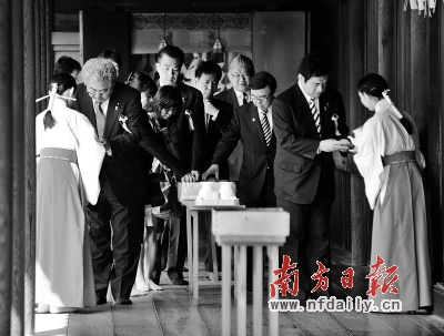 23日，議員參拜完后離開(kāi)。新華社發(fā)