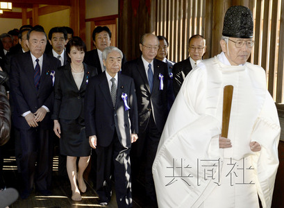 4月23日上午，跨黨派議員團體“大家參拜靖國神社國會議員會”成員參拜了靖國神社。圖中左三為會長尾辻秀久。