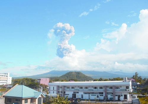 5月7日，菲律賓呂宋島東南部的馬榮火山發(fā)生噴發(fā)。據(jù)報(bào)道已造成5人死亡。
