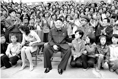5月19日，朝鮮最高領(lǐng)導(dǎo)人金正恩與夫人李雪主訪問(wèn)妙香山少年團(tuán)野營(yíng)所，與孩子們合影。