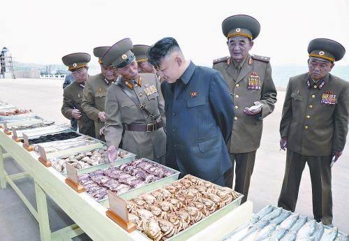 朝鮮官方近日點(diǎn)名批評韓國總統(tǒng)樸槿惠，引發(fā)朝韓雙方激烈嘴仗，圖為金正恩視察人民軍部隊(duì)后勤基地。