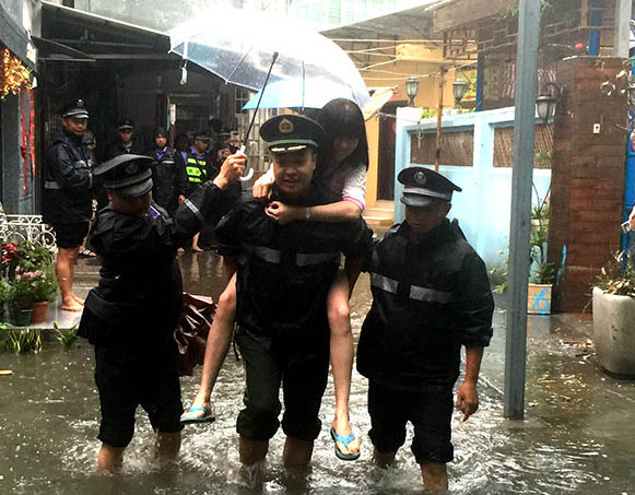 民警從積水處背出被困群眾。