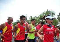 當(dāng)天，合肥市馬拉松愛(ài)好者們來(lái)到大圩體驗(yàn)在綠蔭中奔跑的快感