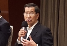 2016兩岸企業(yè)家峰會5日在金門登場，峰會臺灣方面理事長蕭萬長（右2）表示，盼望透過峰會這個平臺，在雙方競合中，尋找新的合作模式，以壯大臺商。圖片來源：臺“中央社”