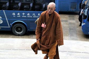 代表步履從容進會場。