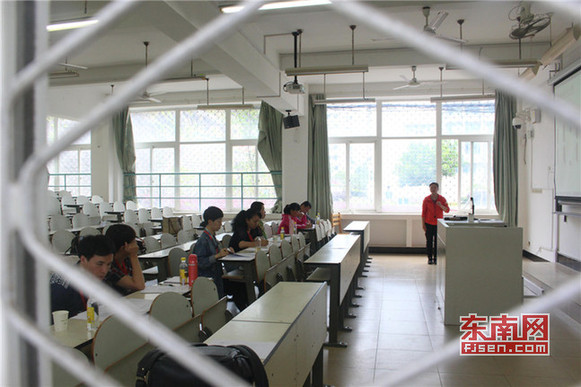 招聘考試評(píng)委由專業(yè)教授、博士、家長(zhǎng)等7人組成.jpg