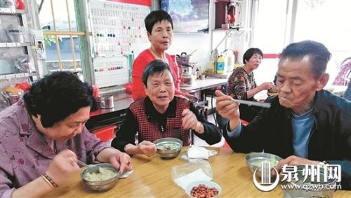 老人歡聚一堂，共享免費午餐。
