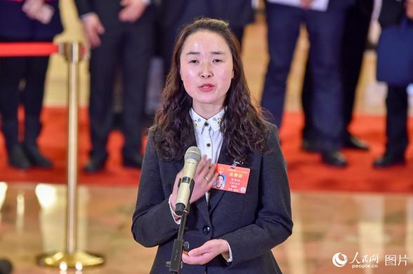全國(guó)人大代表、甘肅省徽縣隴上莊園淘寶店負(fù)責(zé)人梁倩娟。